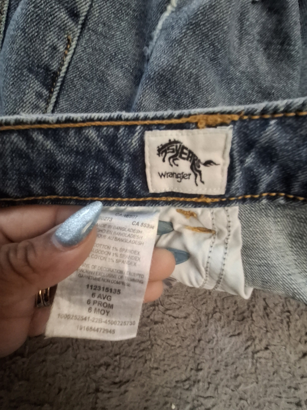 Wrangler High-Rise Women's Denim Jeans in Medium Blue with Gold Stitching